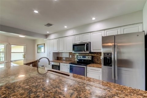 Condo in Saint Petersburg, Florida, 2 bedrooms  № 1883573 - photo 13