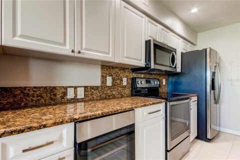 Condo in Saint Petersburg, Florida, 2 bedrooms  № 1883573 - photo 19