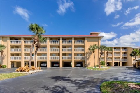 Condo in Saint Petersburg, Florida, 2 bedrooms  № 1883573 - photo 1