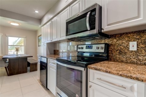 Condo in Saint Petersburg, Florida, 2 bedrooms  № 1883573 - photo 24