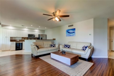 Condo in Saint Petersburg, Florida, 2 bedrooms  № 1883573 - photo 8
