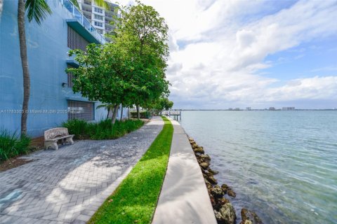 Condo in North Bay Village, Florida, 2 bedrooms  № 1728760 - photo 11
