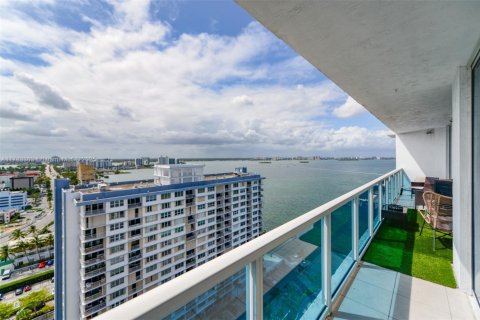 Condo in North Bay Village, Florida, 2 bedrooms  № 1728760 - photo 18