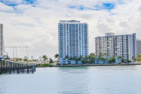 Condo in North Bay Village, Florida, 2 bedrooms  № 1728760 - photo 3
