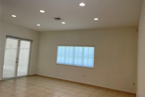 Villa ou maison à louer à Miami Lakes, Floride: 4 chambres, 215.81 m2 № 1941522 - photo 3