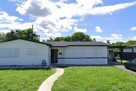Villa ou maison à louer à Miami Gardens, Floride: 3 chambres, 136.94 m2 № 1971358 - photo 1