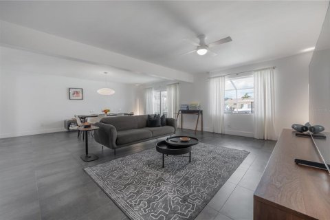 House in Tampa, Florida 3 bedrooms, 159.42 sq.m. № 2126638 - photo 4