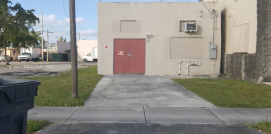 Propiedad comercial en West Park, Florida № 1861429