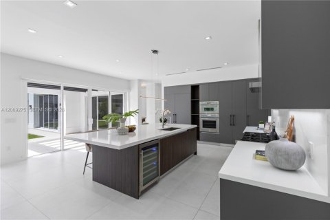 House in Miami, Florida 7 bedrooms, 501.11 sq.m. № 2340411 - photo 13