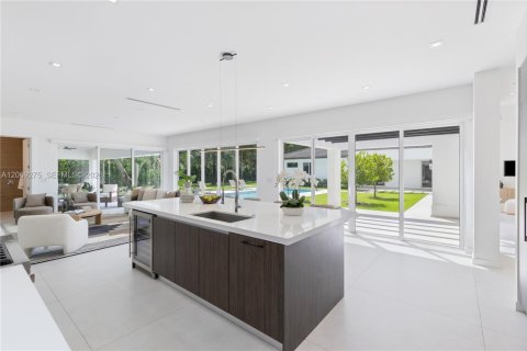 House in Miami, Florida 7 bedrooms, 501.11 sq.m. № 2340411 - photo 14