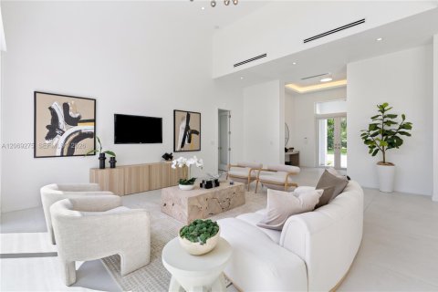House in Miami, Florida 7 bedrooms, 501.11 sq.m. № 2340411 - photo 10