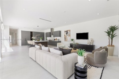 House in Miami, Florida 7 bedrooms, 501.11 sq.m. № 2340411 - photo 18