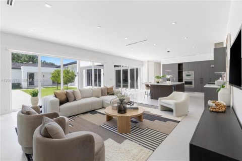 House in Miami, Florida 7 bedrooms, 501.11 sq.m. № 2340411 - photo 4