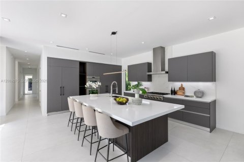 House in Miami, Florida 7 bedrooms, 501.11 sq.m. № 2340411 - photo 12
