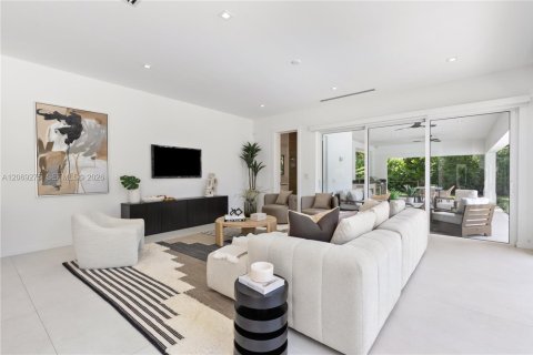 House in Miami, Florida 7 bedrooms, 501.11 sq.m. № 2340411 - photo 17