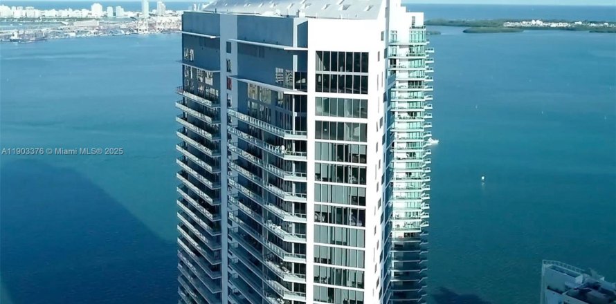 Кондоминиум с 2 спальнями в Майами, Флорида № 1967939