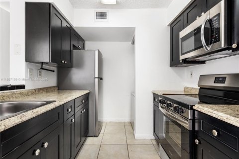 Condo in Miami, Florida, 2 bedrooms  № 1881998 - photo 18