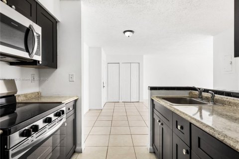 Condo in Miami, Florida, 2 bedrooms  № 1881998 - photo 21