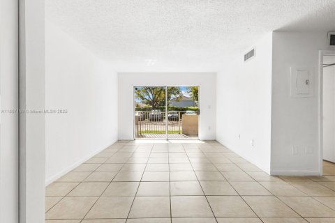 Condo in Miami, Florida, 2 bedrooms  № 1881998 - photo 1