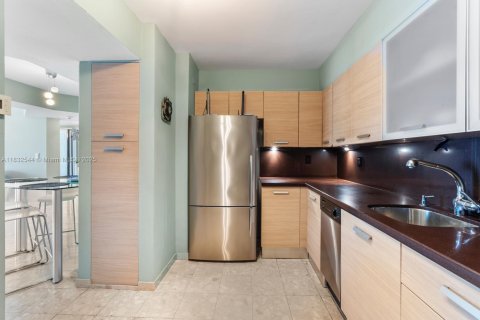 Condo in Surfside, Florida, 2 bedrooms  № 1845436 - photo 16