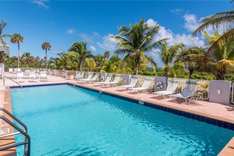 Condo in Surfside, Florida, 2 bedrooms  № 1845436 - photo 30
