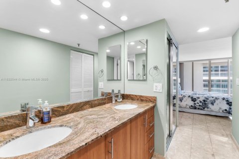 Condo in Surfside, Florida, 2 bedrooms  № 1845436 - photo 13
