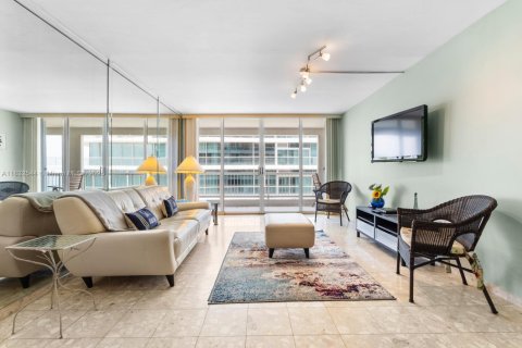 Condo in Surfside, Florida, 2 bedrooms  № 1845436 - photo 21