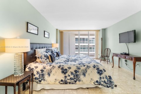 Condo in Surfside, Florida, 2 bedrooms  № 1845436 - photo 7