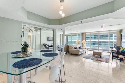 Condo in Surfside, Florida, 2 bedrooms  № 1845436 - photo 3