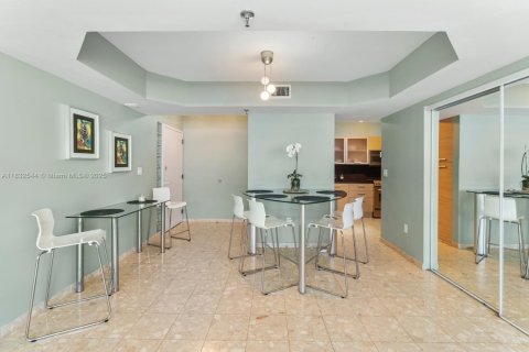 Condo in Surfside, Florida, 2 bedrooms  № 1845436 - photo 8