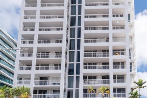 Condo in Surfside, Florida, 2 bedrooms  № 1845436 - photo 28