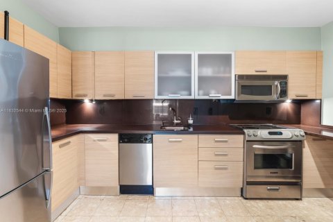 Condo in Surfside, Florida, 2 bedrooms  № 1845436 - photo 15