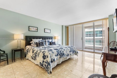Condo in Surfside, Florida, 2 bedrooms  № 1845436 - photo 6