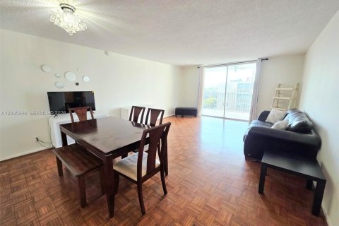 Copropriété à louer à Hallandale Beach, Floride: 2 chambres, 101.45 m2 № 2390024 - photo 12
