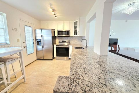 Copropriété à louer à Hallandale Beach, Floride: 2 chambres, 101.45 m2 № 2390024 - photo 8