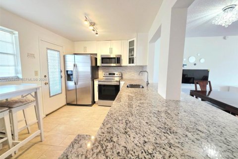 Copropriété à louer à Hallandale Beach, Floride: 2 chambres, 101.45 m2 № 2390024 - photo 10