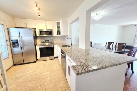 Copropriété à louer à Hallandale Beach, Floride: 2 chambres, 101.45 m2 № 2390024 - photo 9