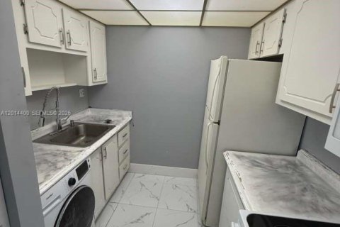 Condominio en alquiler en Coral Springs, Florida, 1 dormitorio, 56.67 m2 № 2076450 - foto 5