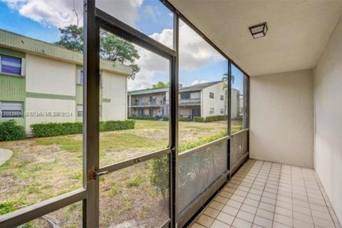 Condominio en alquiler en Coral Springs, Florida, 1 dormitorio, 56.67 m2 № 2076450 - foto 11