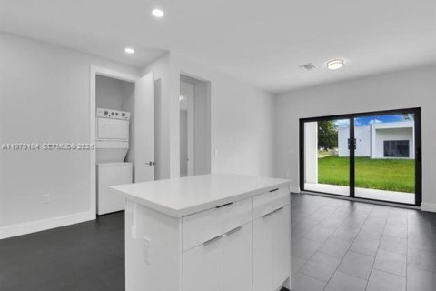 House in Lehigh Acres, Florida 6 bedrooms № 2040846 - photo 4