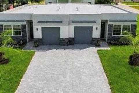 House in Lehigh Acres, Florida 6 bedrooms № 2040846