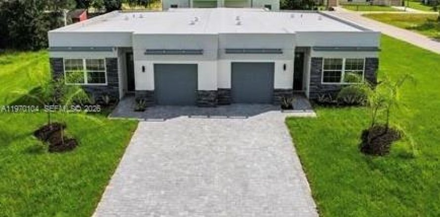 House in Lehigh Acres, Florida 6 bedrooms № 2040846