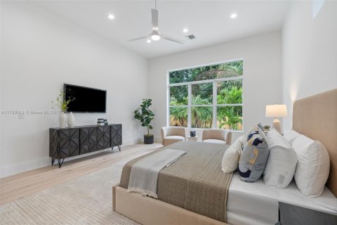 House in Biscayne Park, Florida 4 bedrooms, 290.13 sq.m. № 2013271 - photo 13