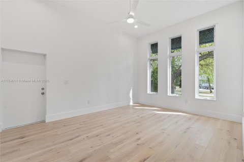 House in Biscayne Park, Florida 4 bedrooms, 290.13 sq.m. № 2013271 - photo 16