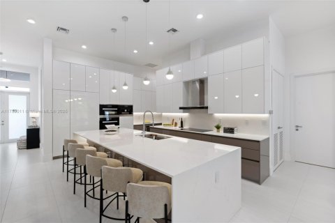 House in Biscayne Park, Florida 4 bedrooms, 290.13 sq.m. № 2013271 - photo 7