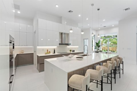 House in Biscayne Park, Florida 4 bedrooms, 290.13 sq.m. № 2013271 - photo 6