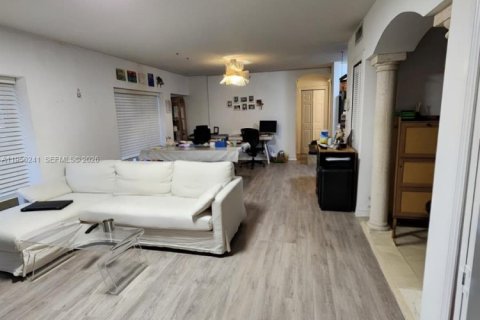 Apartamento en alquiler en Coral Gables, Florida, 2 dormitorios, 111.02 m2 № 2010556 - foto 4