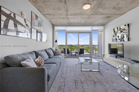 Condo in Miami, Florida, 2 bedrooms № 2081027 - photo 2