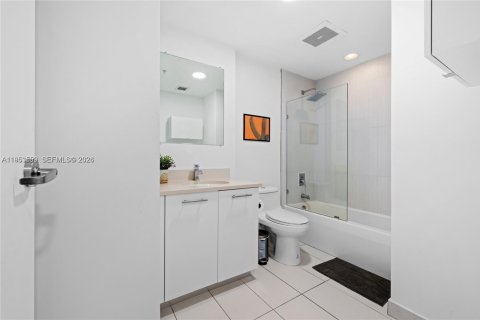 Condo in Miami, Florida, 2 bedrooms № 2081027 - photo 11