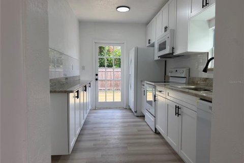 House in Tampa, Florida 3 bedrooms, 103.4 sq.m. № 2287821 - photo 3